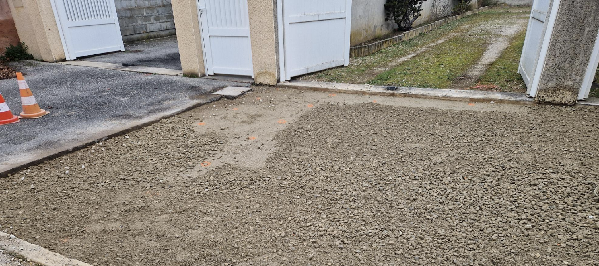 Entrée de maison avant travaux d’enrobé à Malissard"