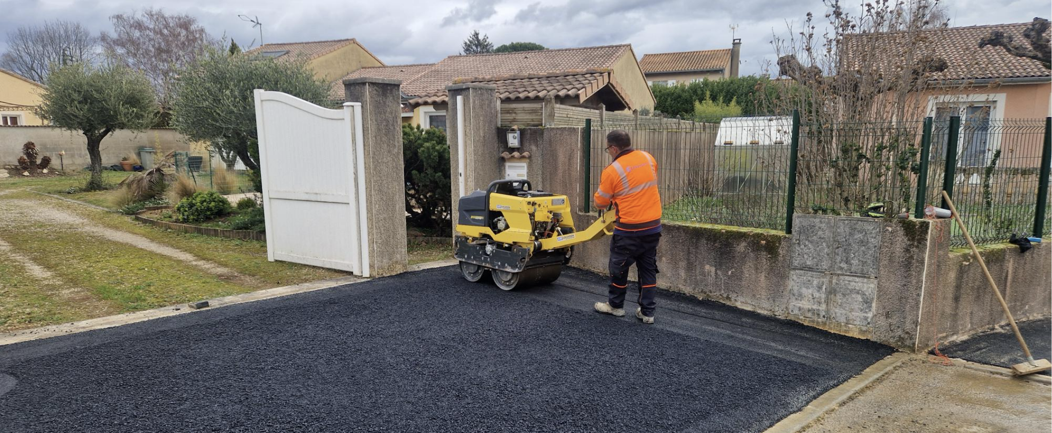 Terrassement d’une entrée de maison sur environ 10 cm