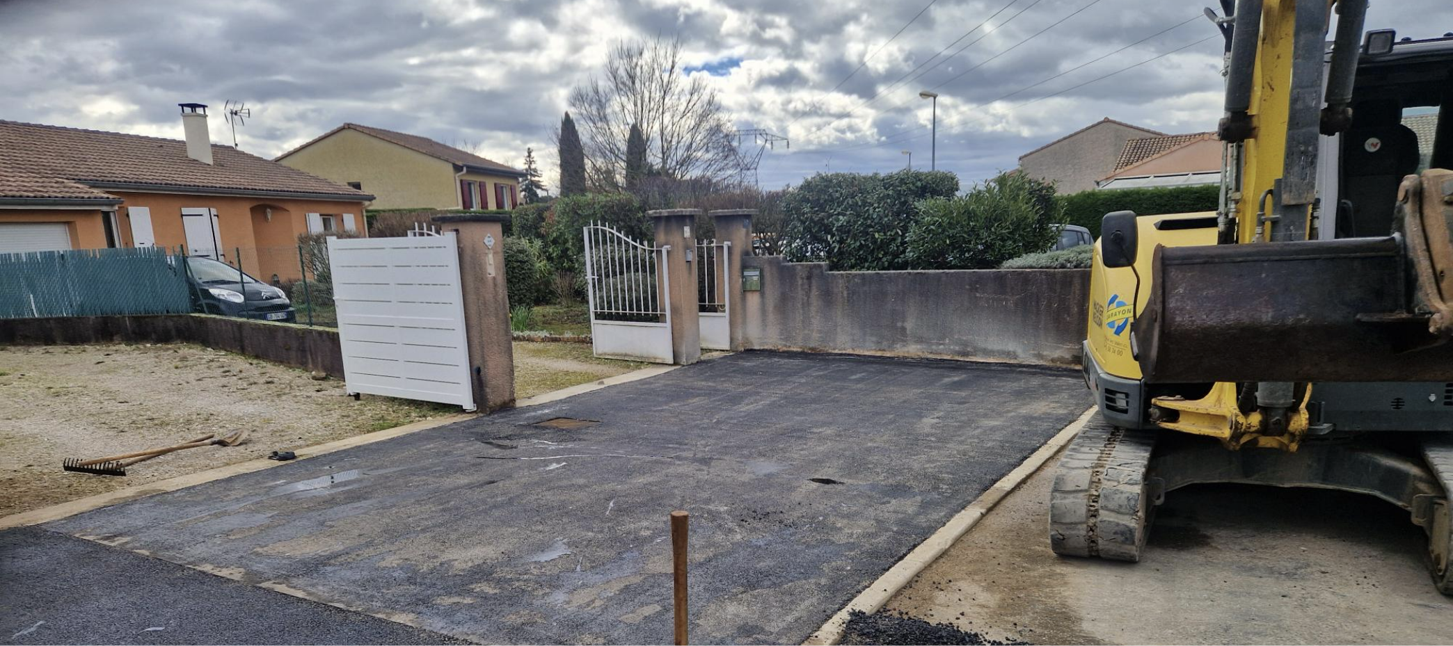 Entrée de maison avant travaux d’enrobé à Malissard"