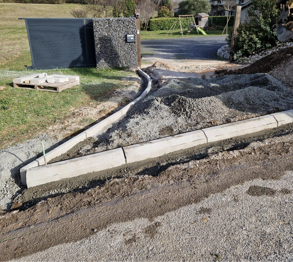 Traçage et implantation des futures bordures pour une entrée charretière à Alixan